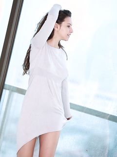 Alisa Amore - rasiertes ungarisches Mädchen