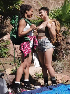 Kira Noir und Brooklyn Gray lecken sich gegenseitig