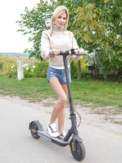 Bimbi die zierliche Titten Milf