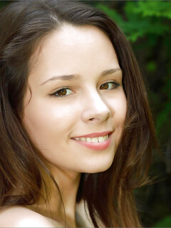 Arina zeigt ihren Körper im Wald