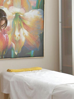 Laura genießt eine Massage