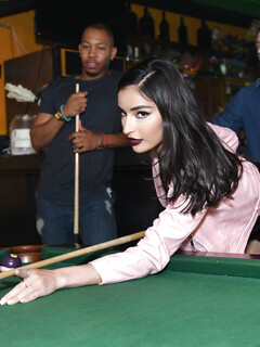 Emily Willis und die Pool-Jungs