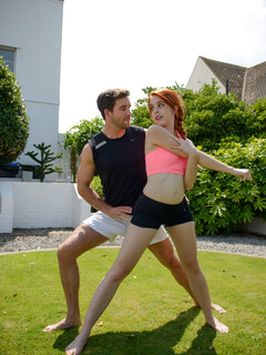 Amarna Miller und der Trainer machen eine Kur