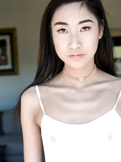 Eva Yi, die süße asiatische Mieze