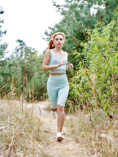 Tisha nackt im Wald