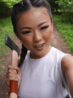 Lulu Chu fickt im Wald