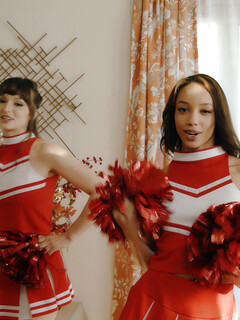 Lexi Luna und Alexis Rae sind die feurigen Cheerleader
