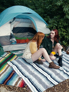 Lacy Lennon und Aria Carson lecken sich gegenseitig im Zelt