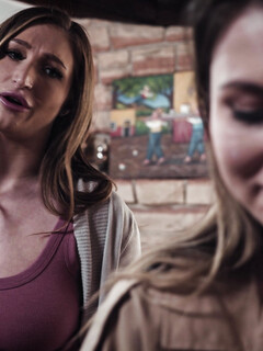 Paige Owens und Skylar Snow lesbische Szene