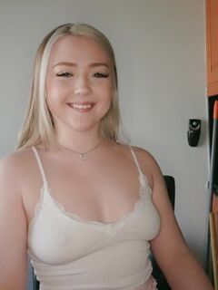 Eva Nyx - Ihre perfekt rasierte Muschi wird hart gefickt, nachdem sie dem Kerl einen tiefen Schlagjob gibt!