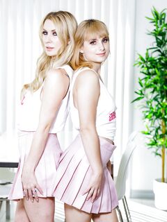 Blonde Hündinnen Sydney Paige und Evie Christian sind schön in POV gefickt!