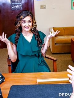 Wavy-haired milf Harper Madison's office fuck abenteuer