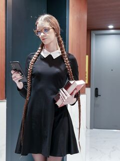 Ein langer schwarzhaariger Buchwurm mit Brille wird in einer durchbohrten Strumpfhose gefickt