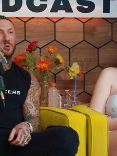 Tattoed Mädchen Abigail Morris und Toochi Kash teilen den roten Wolf