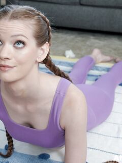 Thin Yoga mylf Erin Everheart saugt und bekommt seinen Schwanz im Arsch