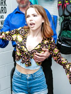 Kleine rote Hure Alina West wird von einem zuversichtlichen Wächter gearbeitet