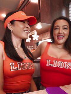 Emerald Loves und Cassie Lenoir lecken einander die Muschi während wilden Sex