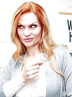 Sedona Reigns verführerische Milf wird von einem jungen Cop gefickt