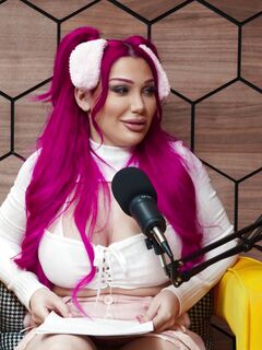 Pink-haired Hündin in Strümpfen Servieren zwei riesige Schwänze