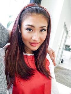 Asiatische Mädchen Mina Luxx saugt großen Schwanz und leckt Bälle vor Sex
