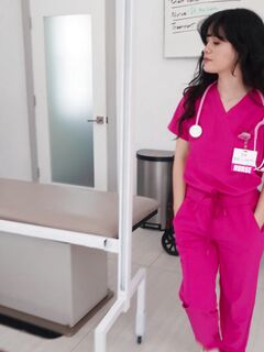 Junge Krankenschwester saugen und Reiten der großen schwarzen Schwanz mit natürlichen Brüsten zum Orgasmus