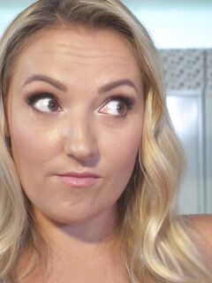 Jarushka ross und cryptal Swift heiße lesbische Spiele im Wohnzimmer