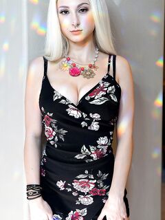 Skylar Vox der großbrüstige Teenager