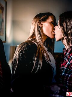 Anya Olsen und Nicole Aniston haben einen Dreier